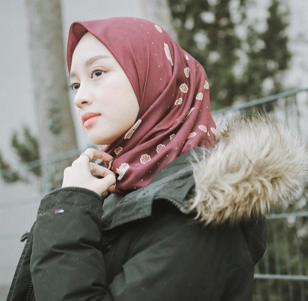 Foto:Lipat Hijab Pada Bagian Rahang/instagram.com/gitasav/ 5 Tips Hijab Agar Terlihat Tirus