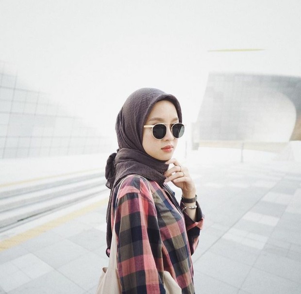 Foto:Model Hijab Sederhana/instagram.com/gitasav/ 5 Tips Hijab Agar Terlihat Tirus