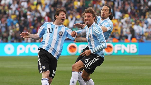 JOHANNESBURG, SOUTH AFRICA - JUNE 12:  Gabriel Heinze of Argentina celebrates with teammates Lionel Messi (L) and Martin Demichelis (R) after he scores the opening goal during the 2010 FIFA World Cup South Africa Group B match between Argentina and Nigeria at Ellis Park Stadium on June 12, 2010 in Johannesburg, South Africa.  (Photo by Chris McGrath/Getty Images)