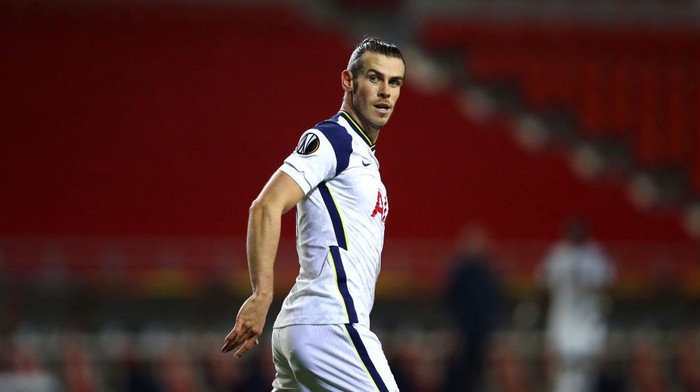ANTWERPEN, BELGIUM - OCTOBER 29: Gareth Bale of Tottenham Hotspur Football Club looks on during the UEFA Europa League Group J stage match between Royal Antwerp and Tottenham Hotspur at Bosuilstadion on October 29, 2020 in Antwerpen, Belgium. (Photo by Dean Mouhtaropoulos/Getty Images)