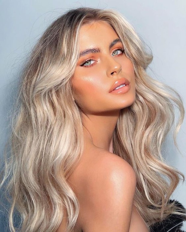 Glossy lips/pinterest.com/beautyadvisor Seperti trend di tahun 2020, glossy lips akan terus menjadi tampilan yang tepat di tahun depan.