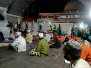 Tahlil Habib Hasan Assegaf Terapkan Prokes Ketat, Jemaah Jaga Jarak Tahlil Habib Hasan Assegaf Terapkan Prokes Ketat, Jemaah Jaga Jarak