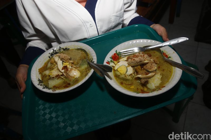 Melintasi jalur Pantura, jangan lupa mampir sarapan soto koya Kraksaan yang legendaris di Probolinggo. Kuliner satu ini sudah eksis sejak era kolonial lho.