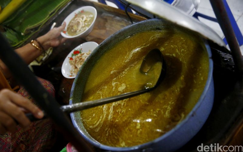 Melintasi jalur Pantura, jangan lupa mampir sarapan soto koya Kraksaan yang legendaris di Probolinggo. Kuliner satu ini sudah eksis sejak era kolonial lho.