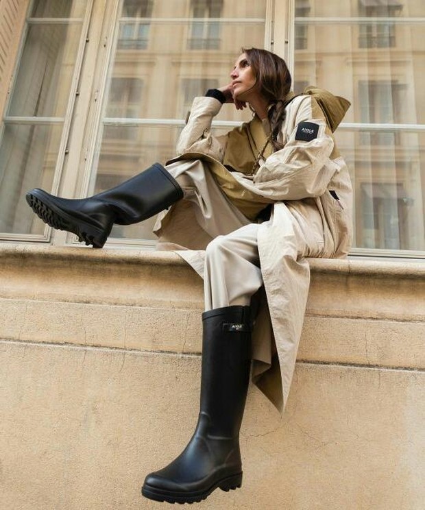 Pilih jas atau jaket tahan air yang sederhana dan rain boots setinggi lutut.