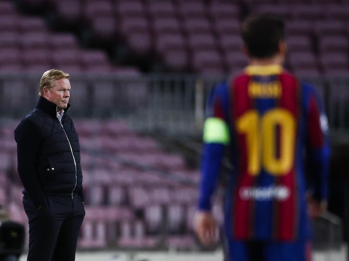 BARCELONA, SPAIN - NOVEMBER 04: Ronald Koeman, head coach of FC Barcelona looks Lionel Messi of FC Barcelona during the UEFA Champions League Group G stage match between FC Barcelona and Dynamo Kyiv at Camp Nou on November 04, 2020 in Barcelona, Spain. (Photo by Eric Alonso/Getty Images)