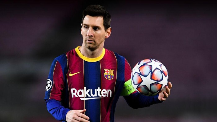 BARCELONA, SPAIN - DECEMBER 08: Lionel Messi of FC Barcelona looks on during the UEFA Champions League Group G stage match between FC Barcelona and Juventus at Camp Nou on December 08, 2020 in Barcelona, Spain. Sporting stadiums around Spain remain under strict restrictions due to the Coronavirus Pandemic as Government social distancing laws prohibit fans inside venues resulting in games being played behind closed doors. (Photo by David Ramos/Getty Images)