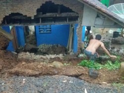 Tebing Longsor di Ciamis Timpa Rumah Warga