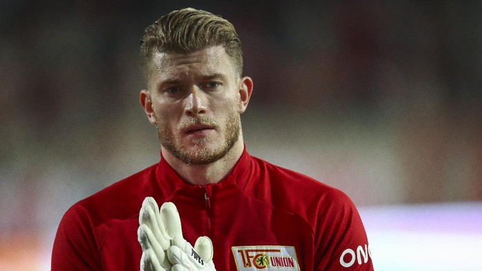 BERLIN, GERMANY - OCTOBER 02: Loris Karius of 1.FC Union Berlin warms up ahead of the Bundesliga match between 1. FC Union Berlin and 1. FSV Mainz 05 at Stadion An der Alten Foersterei on October 02, 2020 in Berlin, Germany. (Photo by Maja Hitij/Getty Images)