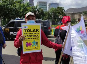 Massa KSPI Demo di Patung Kuda Tolak Omnibus Law