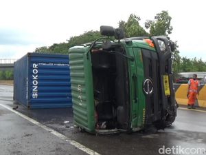 Kecelakaan Fatal di Cipularang, Mobil dan Truk Kontainer Terguling