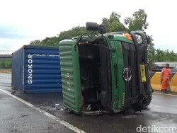 Truk dan Minibus Terguling di Tol Cipularang, 1 Orang Tewas