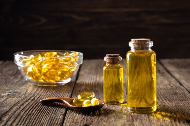Minyak ikan dalam kapsul dan botol