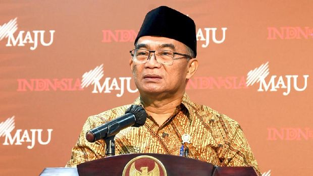Menko PMK Muhadjir memberi keterangan soal penyaluran bansos /  Foto: Rusman - Biro Setpres