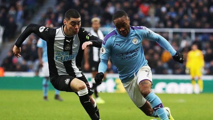 NEWCASTLE UPON TYNE, ENGLAND - NOVEMBER 30: Miguel Almiron of Newcastle United vies with Raheem Sterling during the Premier League match between Newcastle United and Manchester City at St. James Park on November 30, 2019 in Newcastle upon Tyne, United Kingdom. (Photo by Ian MacNicol/Getty Images)
