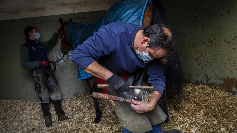 Seperti aktivitas lainnya, balapan di Zarzuela sempat dihentikan saat pemerintah memberlakukan penguncian nasional selama wabah virus Corona pertama di Spanyol pada bulan Maret.  