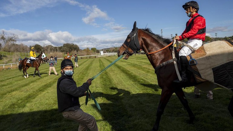 José Luis Martínez (50), seorang joki profesional selama tiga dekade terakhir dan pemenang salah satu perlombaan hari itu, mengatakan lebih sedikit kuda yang berkompetisi karena krisis kesehatan masyarakat.  