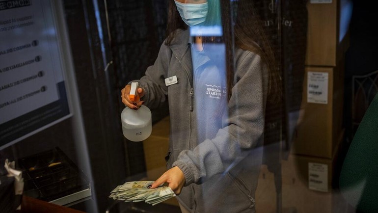 Tak hanya itu, para joki pun harus menjalani tes anti Corona dan memakai masker. Uang hasil taruhan pun disemprot disinfektan sebelum diberikan kepada pemenang.  