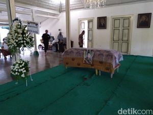 Roy BB Janis Dimakamkan di Pemakaman Trah Mangkunegara VI Solo Roy BB Janis Dimakamkan di Pemakaman Trah Mangkunegara VI Solo