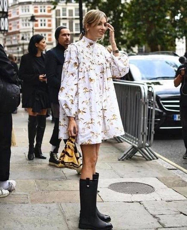 Tampilan ini memang belum banyak yang memakai, tapi bisa jadi street fashion terbaru.