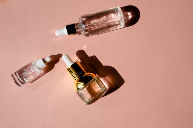 Retinol terbukti mengurangi pigmentasi dan garis-garis halus.