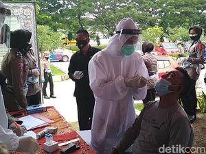 Pengendara Dites Antigen di Rest Area Km 229 Tol Kanci-Pejagan