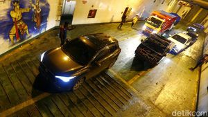 Saat Toyota Corolla Cross Hybrid Melintas Selat Bali