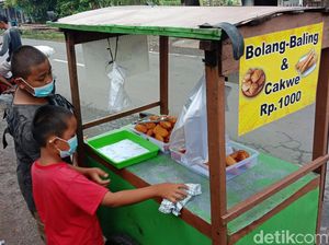 Semangat 2 Bocah Kakak Beradik Jualan Bolang-baling di Kudus Semangat 2 Bocah Kakak Beradik Jualan Bolang-baling di Kudus