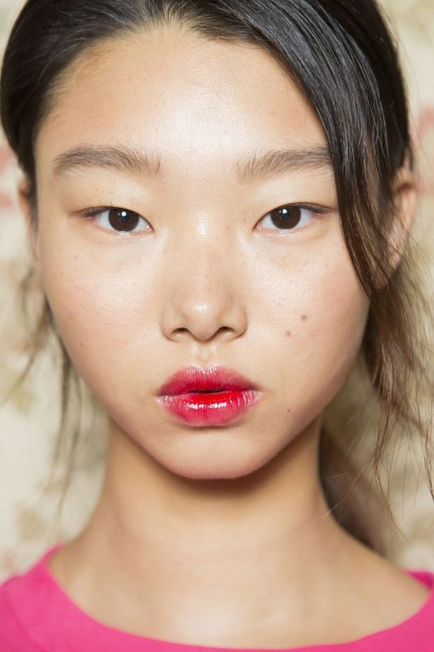 Stained lips/pinterest.com/cosmopolitan Stained akan membuat tampilan lebih berani dengan warna cerah lebih banyak.