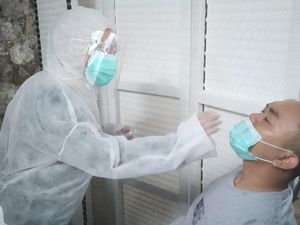 Antrean Rapid Tes Antigen COVID-19 di Stasiun Purwokerto Membeludak