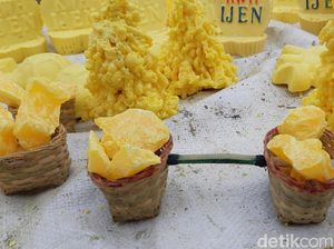 Foto: Suvenir Belerang Kawah Ijen yang Hasilkan Api Biru