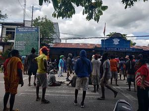 Tak Percaya 2 Anak Tewas Kecelakaan, Massa Berparang Geruduk Lantas Timika