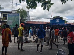 Tak Percaya 2 Anak Tewas Kecelakaan, Massa Berparang Geruduk Lantas Timika