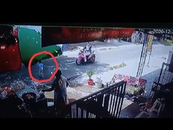 Ngeri! Detik-detik Bocah Jadi Korban Tabrak Lari Terekam CCTV