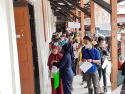 Antre Cairkan Bansos Provinsi, Warga Padati Kantor Pos Bandung