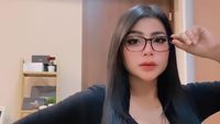 Cantiknya Tisya Erni, Model Hot yang Suka Ngopi dan Ngemil Apel