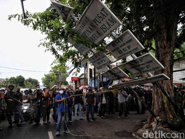 Foto: Aksi Aparat Gabungan Turunkan Atribut FPI
