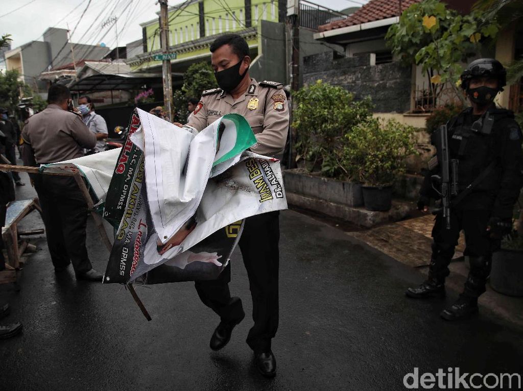 Kapolri: Penertiban Atribut FPI Dilakukan Satpol PP Didukung TNI-Polri Kapolri: Penertiban Atribut FPI Dilakukan Satpol PP Didukung TNI-Polri