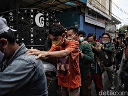 Selain Copot Atribut FPI di Petamburan, Polisi Amankan 7 Orang