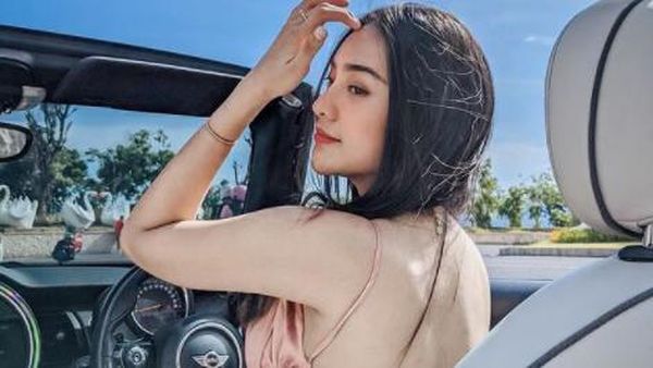 Potret Seksi Anya Geraldine, Naik Mobil Atap Terbuka yang Bikin Heboh Warganet