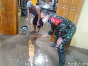 Banjir Satu Meter Surut, Ratusan Warga Madiun Bersihkan Rumah