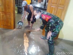 Banjir Satu Meter Surut, Ratusan Warga Madiun Bersihkan Rumah