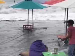 Dampak Rob di Perairan Sukabumi: Nelayan Tak Melaut-Banyak Perahu Rusak Dampak Rob di Perairan Sukabumi: Nelayan Tak Melaut-Banyak Perahu Rusak