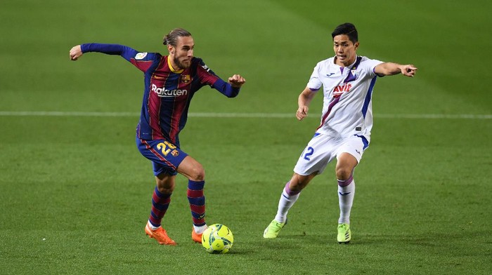 BARCELONA, SPAIN - DECEMBER 29: Oscar Mingueza of Barcelona runs past Ricard Riqui Puig of SD Eibar during the La Liga Santander match between FC Barcelona and SD Eibar at Camp Nou on December 29, 2020 in Barcelona, Spain. Sporting stadiums around Spain remain under strict restrictions due to the Coronavirus Pandemic as Government social distancing laws prohibit fans inside venues resulting in games being played behind closed doors. (Photo by Alex Caparros/Getty Images)