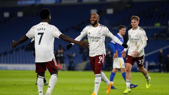 Brighton Vs Arsenal BRIGHTON, ENGLAND - DECEMBER 29: Alexandre Lacazette of Arsenal celebrates with teammates Mohamed Elneny, Bukayo Saka, Emile Smith Rowe and Pierre-Emerick Aubameyang after scoring his teams first goal during the Premier League match between Brighton & Hove Albion and Arsenal at American Express Community Stadium on December 29, 2020 in Brighton, England. The match will be played without fans, behind closed doors as a Covid-19 precaution. (Photo by Mike Hewitt/Getty Images)