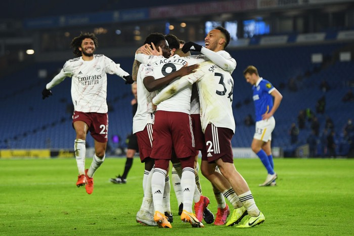 BRIGHTON, ENGLAND - DECEMBER 29: Alexandre Lacazette of Arsenal celebrates with teammates Mohamed Elneny, Bukayo Saka, Emile Smith Rowe and Pierre-Emerick Aubameyang after scoring his teams first goal during the Premier League match between Brighton & Hove Albion and Arsenal at American Express Community Stadium on December 29, 2020 in Brighton, England. The match will be played without fans, behind closed doors as a Covid-19 precaution. (Photo by Mike Hewitt/Getty Images)