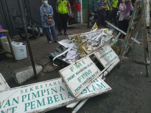 Brimob-TNI Robohkan Plang FPI di Jl KS Tubun Petamburan Brimob-TNI Robohkan Plang FPI di Jl KS Tubun Petamburan
