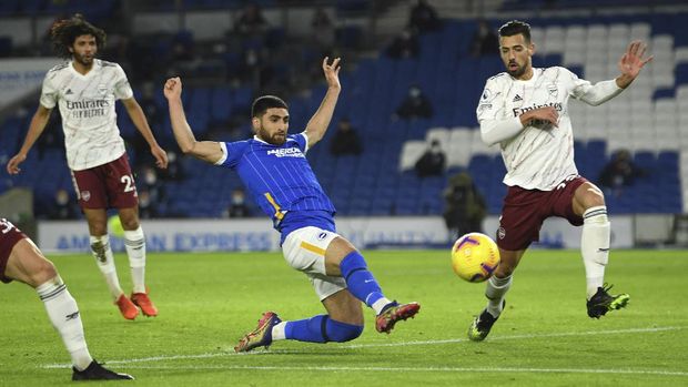Brighton's Alireza Jahanbakhsh tries to reach the ball next to Arsenal's Pablo Mari the English Premier League soccer match between Brighton and Arsenal at the Falmer stadium in Brighton, England, Tuesday, Dec. 29, 2020. (Mike Hewitt/Pool via AP)