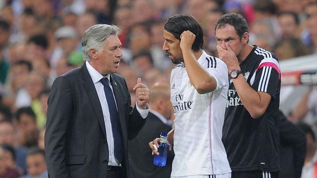 MADRID, SPAIN - AUGUST 25:  Head coach Carlo Ancelotti of Real Madrid CF speaks with Sami Khedira before coming on during the La liga match between Real Madrid CF and Cordoba CF at Estadio Santiago Bernabeu on August 25, 2014 in Madrid, Spain.  (Photo by Denis Doyle/Getty Images)