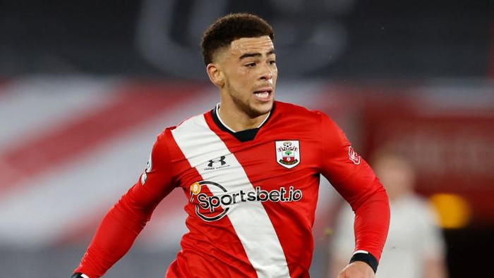 SOUTHAMPTON, ENGLAND - DECEMBER 19: Che Adams of Southampton  runs with the ball  during the Premier League match between Southampton and Manchester City at St Marys Stadium on December 19, 2020 in Southampton, England. A limited number of fans (2000) are welcomed back to stadiums to watch elite football across England. This was following easing of restrictions on spectators in tiers one and two areas only. (Photo by Adrian Dennis - Pool/Getty Images)